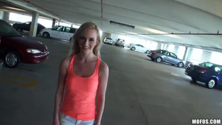 Парень снял блондинку на парковке и хорошо трахнул ее